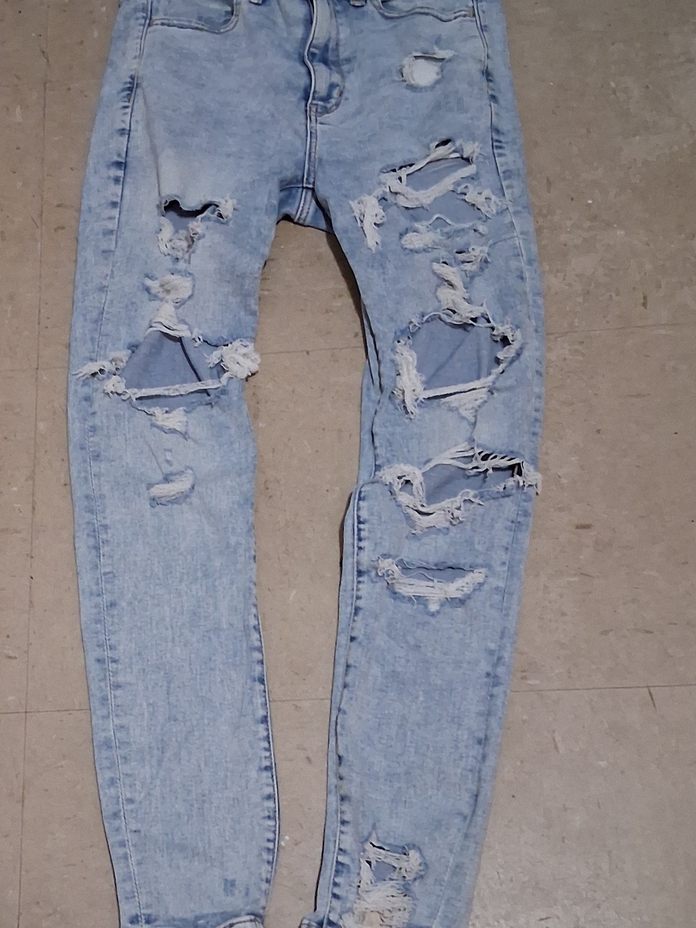 Women Size 6 Light Blue Distressed Ripped Jeans